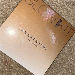 Anastasia glow  kit